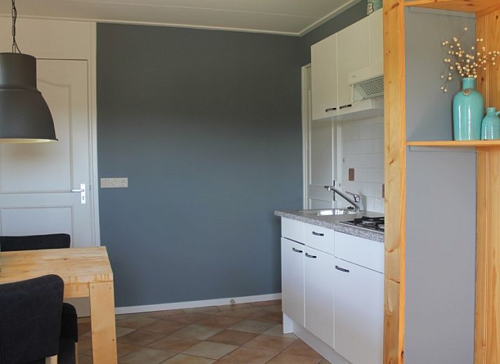Geniet van de rust op de veranda van appartement Sterre in Schiermonnikoog, Waddeneilanden, met prachtig uitzicht en gezellige zitplek.