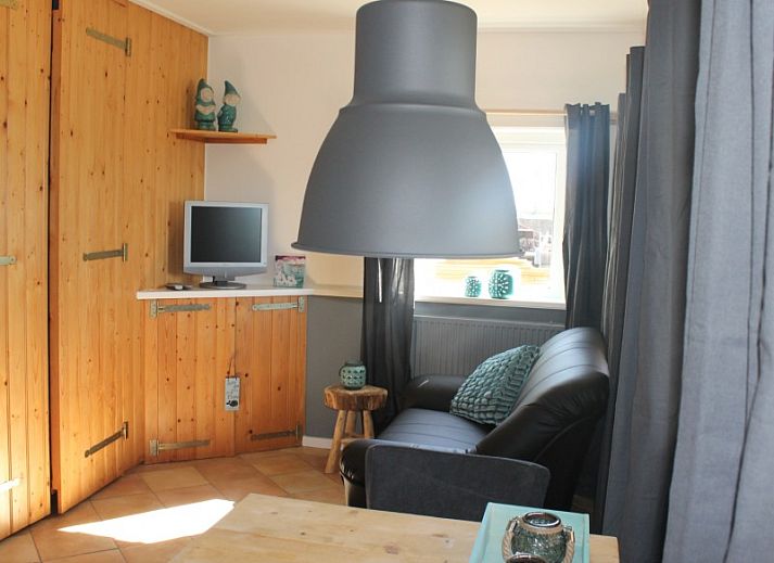 Geniet van de rust op de veranda van appartement Sterre in Schiermonnikoog, Waddeneilanden, met prachtig uitzicht en gezellige zitplek.