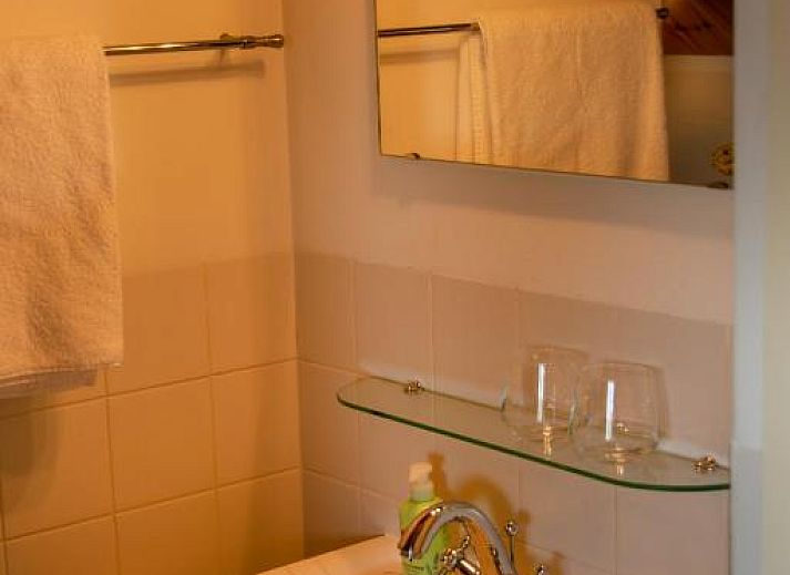 Gezellige badkamer met vrijstaand bad in B&B De Postoari Terschelling, Hoorn, voor ultieme ontspanning.