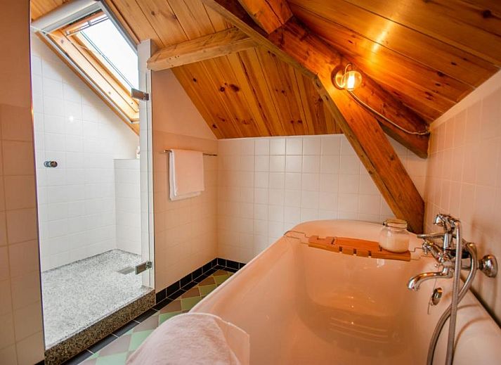 Gezellige badkamer met vrijstaand bad in B&B De Postoari Terschelling, Hoorn, voor ultieme ontspanning.
