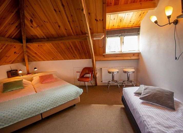 Gezellige badkamer met vrijstaand bad in B&B De Postoari Terschelling, Hoorn, voor ultieme ontspanning.