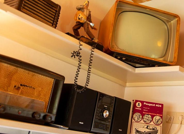 Gezellige badkamer met vrijstaand bad in B&B De Postoari Terschelling, Hoorn, voor ultieme ontspanning.