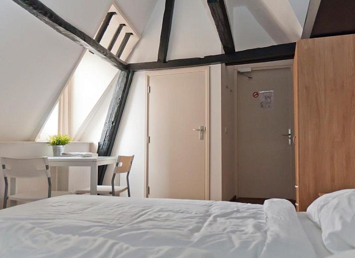 Moderne badkamer van City Hostel Vlissingen in Vlissingen, Walcheren, met ruime douche en eigentijdse voorzieningen.