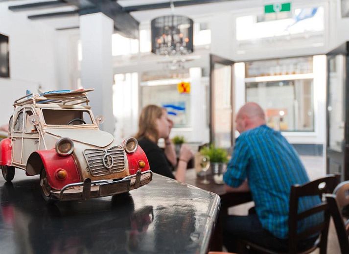 Moderne badkamer van City Hostel Vlissingen in Vlissingen, Walcheren, met ruime douche en eigentijdse voorzieningen.