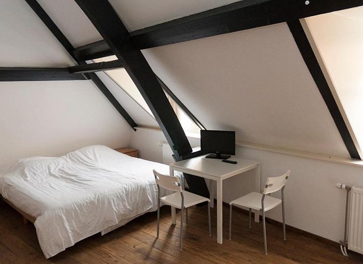 Moderne badkamer van City Hostel Vlissingen in Vlissingen, Walcheren, met ruime douche en eigentijdse voorzieningen.