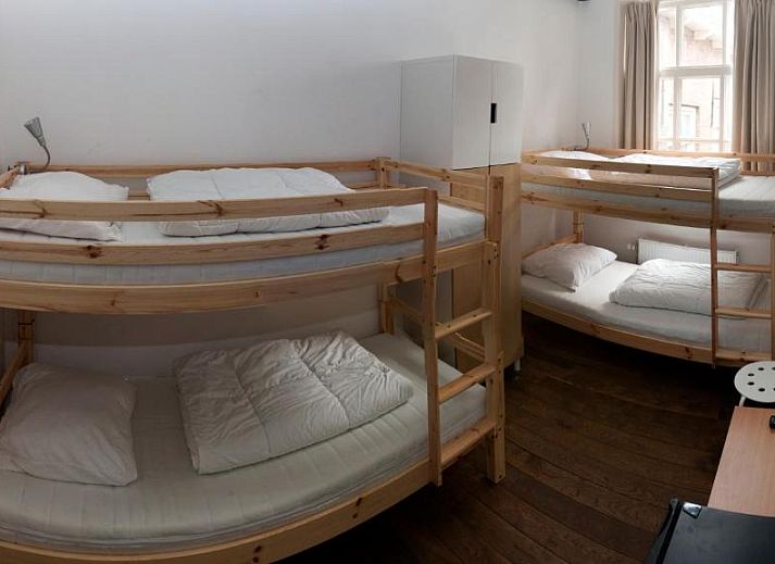 Moderne badkamer van City Hostel Vlissingen in Vlissingen, Walcheren, met ruime douche en eigentijdse voorzieningen.