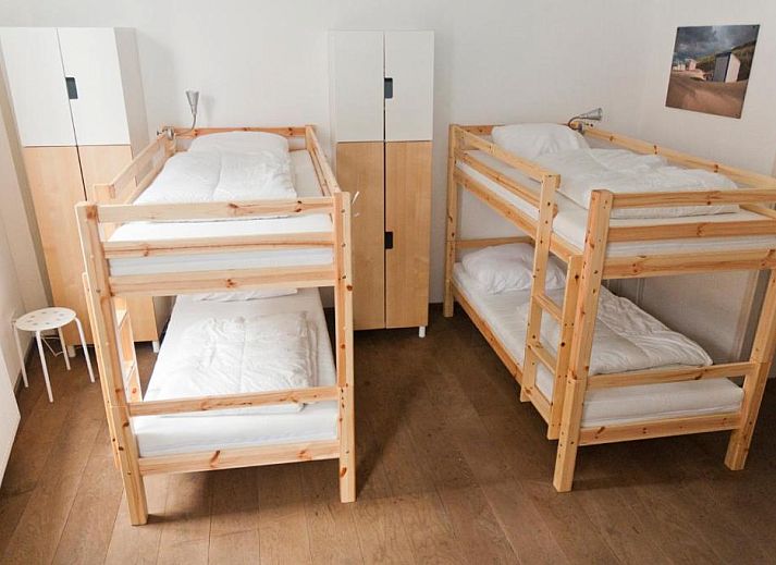 Stijlvolle eetruimte in City Hostel Vlissingen, perfect voor sociale ontmoetingen, Vlissingen, Walcheren, Zeeland.