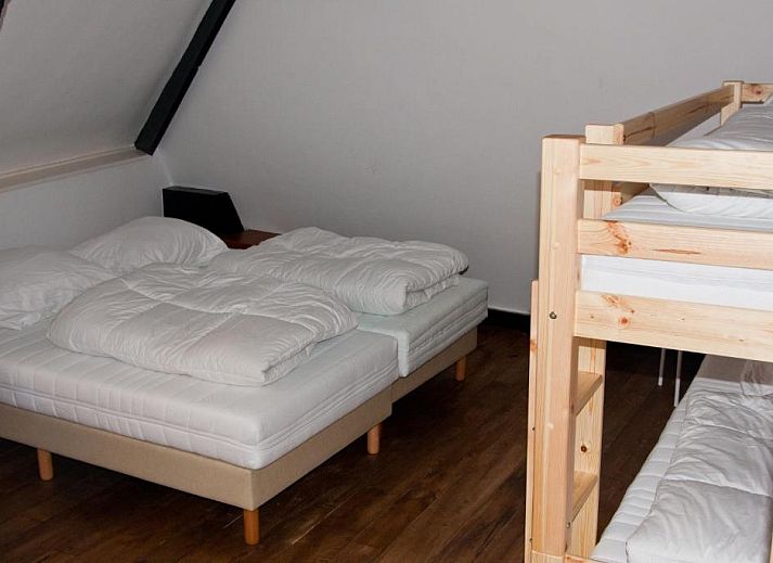 Stijlvolle eetruimte in City Hostel Vlissingen, perfect voor sociale ontmoetingen, Vlissingen, Walcheren, Zeeland.