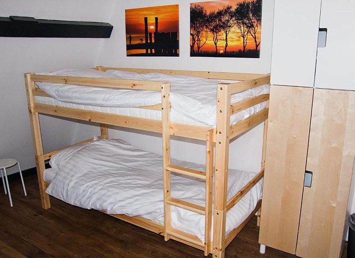 Stijlvolle eetruimte in City Hostel Vlissingen, perfect voor sociale ontmoetingen, Vlissingen, Walcheren, Zeeland.