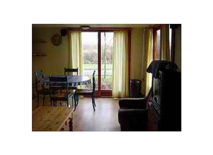 Holle Poarte Makkum Chalet mit Holzfassade, gelegen in den friesischen Seen in der Nhe des IJsselmeers, ideal fr Naturliebhaber.