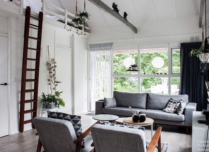 Geniet van het zonnige terras van vakantiehuis De Botter in Makkum, gelegen aan het IJsselmeer en de Friese meren.