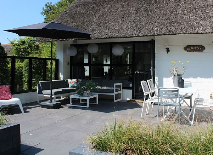 Geniet van het zonnige terras van vakantiehuis De Botter in Makkum, gelegen aan het IJsselmeer en de Friese meren.