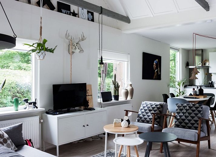 Lichte en moderne woonkamer van De Botter, een vakantiehuis in Makkum, perfect voor ontspanning aan het IJsselmeer.