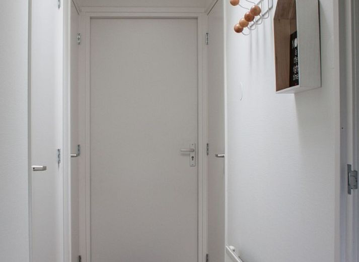 Lichte en moderne woonkamer van De Botter, een vakantiehuis in Makkum, perfect voor ontspanning aan het IJsselmeer.