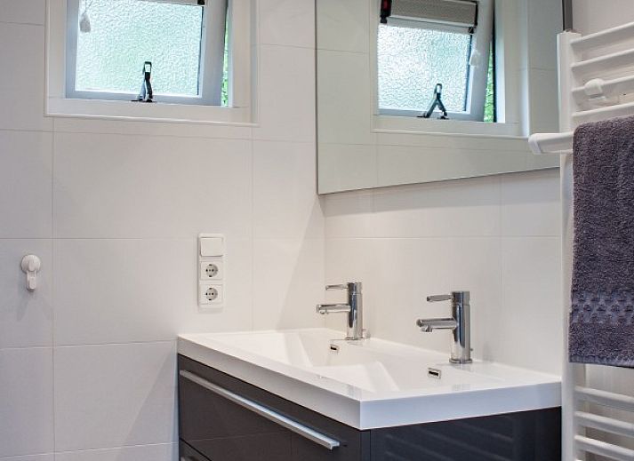 Lichte en moderne woonkamer van De Botter, een vakantiehuis in Makkum, perfect voor ontspanning aan het IJsselmeer.