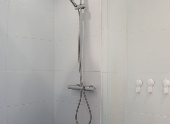 Lichte en moderne woonkamer van De Botter, een vakantiehuis in Makkum, perfect voor ontspanning aan het IJsselmeer.