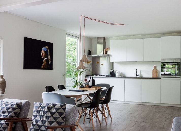 Lichte en moderne woonkamer van De Botter, een vakantiehuis in Makkum, perfect voor ontspanning aan het IJsselmeer.