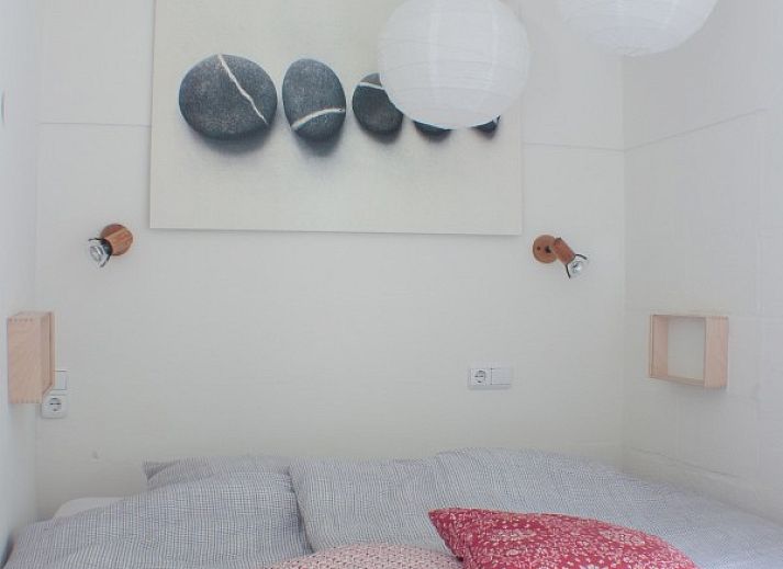 Ontspan op de ruime veranda van De Botter, een strandhuis in Makkum, met uitzicht op de groene omgeving.