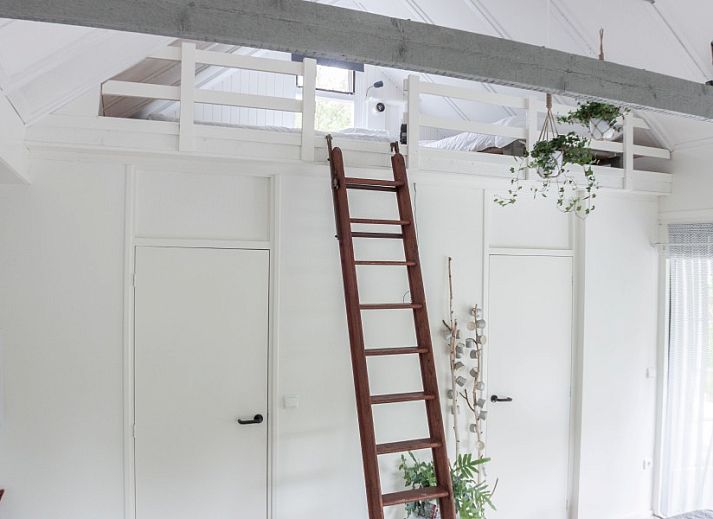 Stijlvolle binnenruimte van vakantiehuis De Botter in Makkum, ideaal voor een verblijf aan de Friese meren.