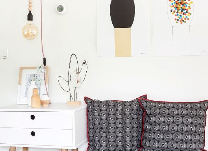 Stijlvolle binnenruimte van vakantiehuis De Botter in Makkum, ideaal voor een verblijf aan de Friese meren.