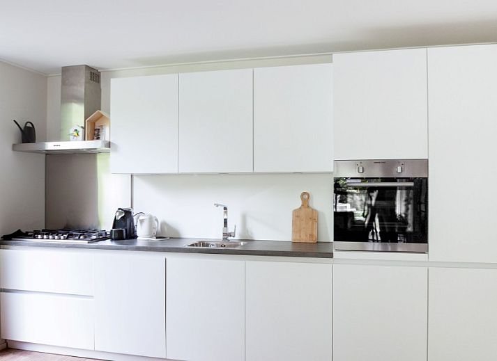 Stijlvolle binnenruimte van vakantiehuis De Botter in Makkum, ideaal voor een verblijf aan de Friese meren.