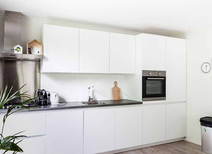 Stijlvolle binnenruimte van vakantiehuis De Botter in Makkum, ideaal voor een verblijf aan de Friese meren.