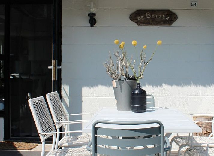 Stijlvolle binnenruimte van vakantiehuis De Botter in Makkum, ideaal voor een verblijf aan de Friese meren.