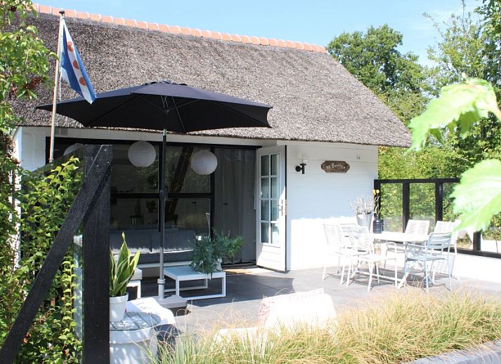 Gezellig terras van strandhuis De Botter in Makkum, met comfortabele zitgelegenheid nabij het IJsselmeer.