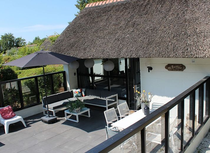 Gezellig terras van strandhuis De Botter in Makkum, met comfortabele zitgelegenheid nabij het IJsselmeer.