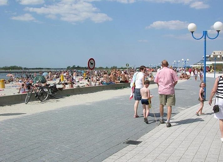 Gezellig terras van strandhuis De Botter in Makkum, met comfortabele zitgelegenheid nabij het IJsselmeer.