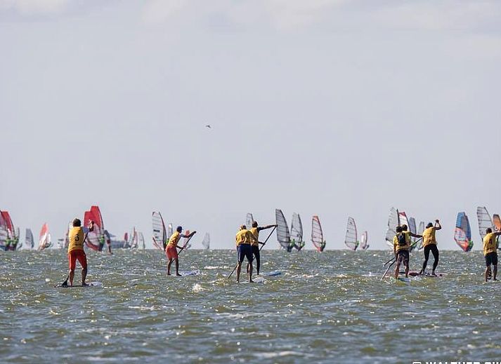 Gezellig terras van strandhuis De Botter in Makkum, met comfortabele zitgelegenheid nabij het IJsselmeer.