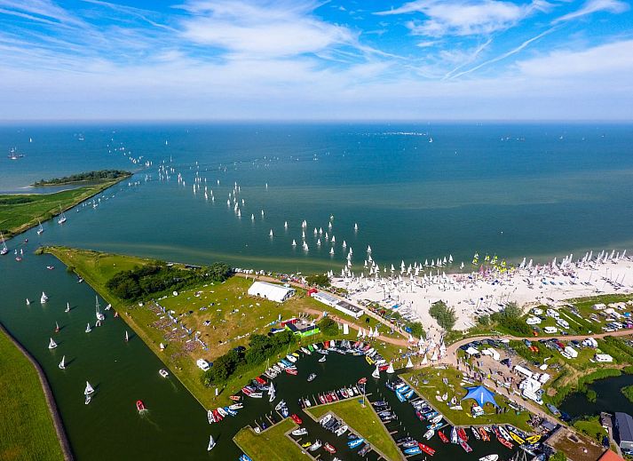 Luchtfoto van de omgeving van Vrijstaande woning in Workum, met uitzicht op het IJsselmeer en Friese meren.