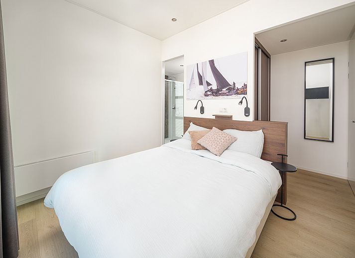 Luchtfoto van de omgeving van Vrijstaande woning in Workum, met uitzicht op het IJsselmeer en Friese meren.