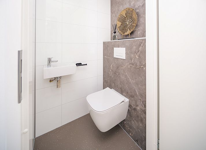 Luchtfoto van de omgeving van Vrijstaande woning in Workum, met uitzicht op het IJsselmeer en Friese meren.