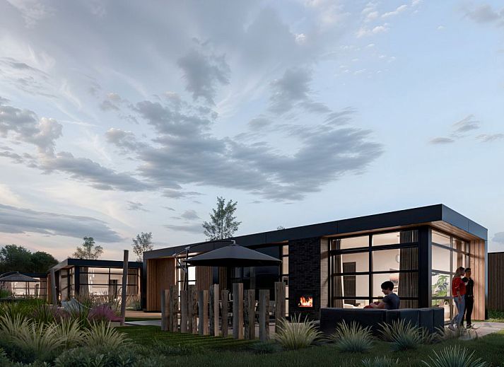 Zonsondergang bij Vrijstaande woning in Workum, vakantiehuis met terras en uitzicht op de Friese meren.