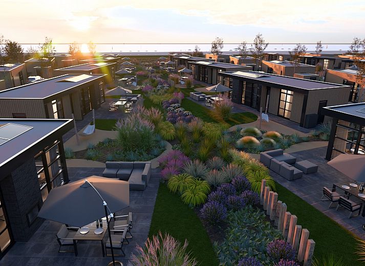 Zonsondergang bij Vrijstaande woning in Workum, vakantiehuis met terras en uitzicht op de Friese meren.