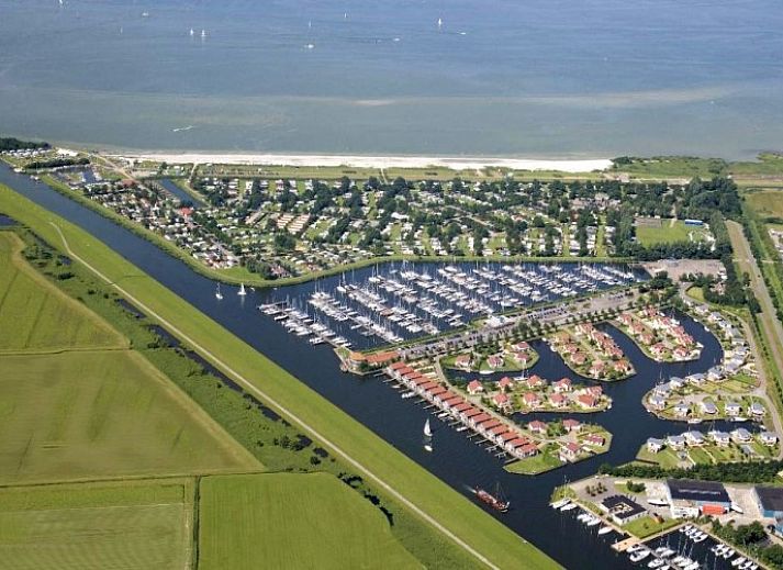 Watervilla Noorderbries type Lisdodde in Workum with waterfront terrace, ideal for a vacation at the IJsselmeer.