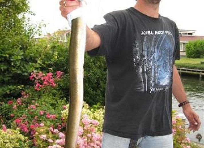 View of the canal from Watervilla Noorderbries type Lisdodde in Workum, perfect for a relaxing vacation.