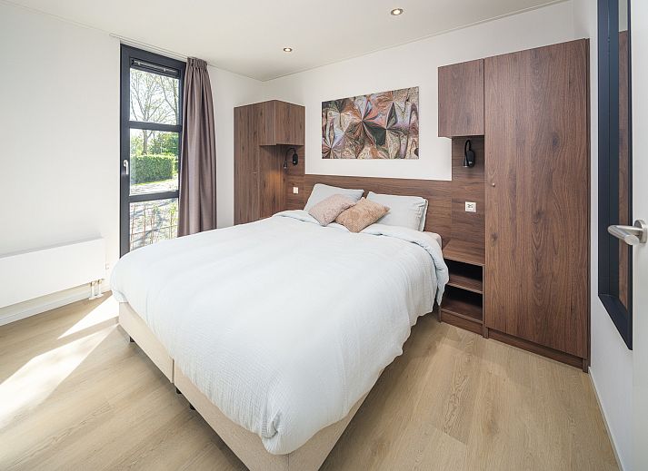 Luftaufnahme von Workum und dem IJsselmeer, in der Nhe des freistehenden Ferienhauses in den Friesischen Seen.