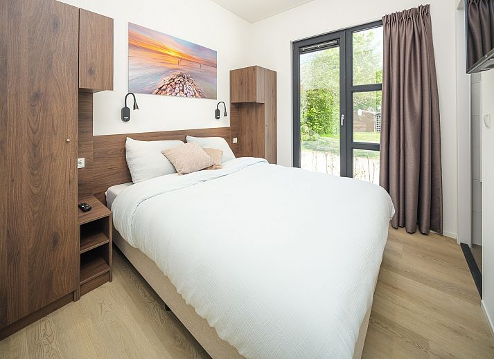 Ruim dakterras van de vrijstaande woning in Workum met uitzicht op natuur en IJsselmeer, perfect voor ontspanning.