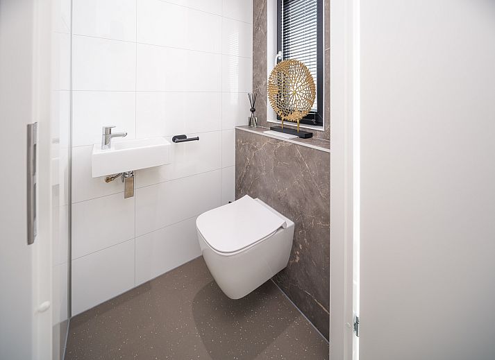 Stijlvolle keuken en eetruimte in de vrijstaande woning in Workum, een comfortabel vakantiehuis aan het IJsselmeer.