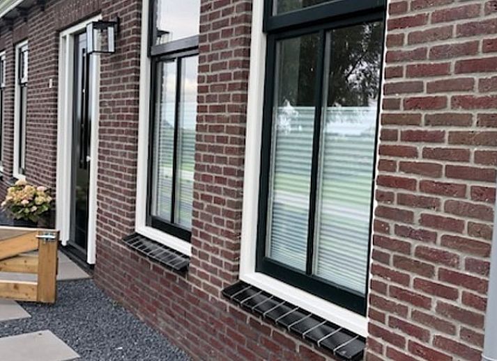 Luchtfoto van Vakantiehuisje in Molkwerum met uitzicht op de Friese meren en groene omgeving.