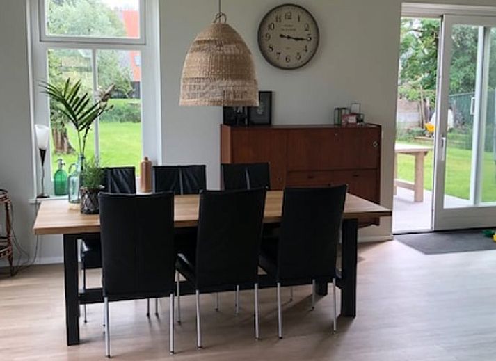 Achtertuin van Vakantiehuisje in Molkwerum met weids grasveld en toegang tot de Friese natuur.