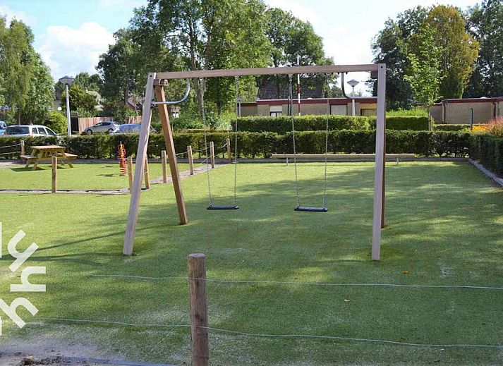Ferienhaus FR1000 in Lemmer, IJsselmeer mit gemuetlicher Veranda und bluehenden Hortensien.