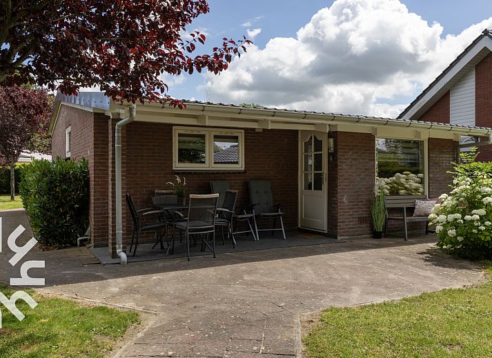 Ferienhaus FR1000 in Lemmer, IJsselmeer mit gemuetlicher Veranda und bluehenden Hortensien.