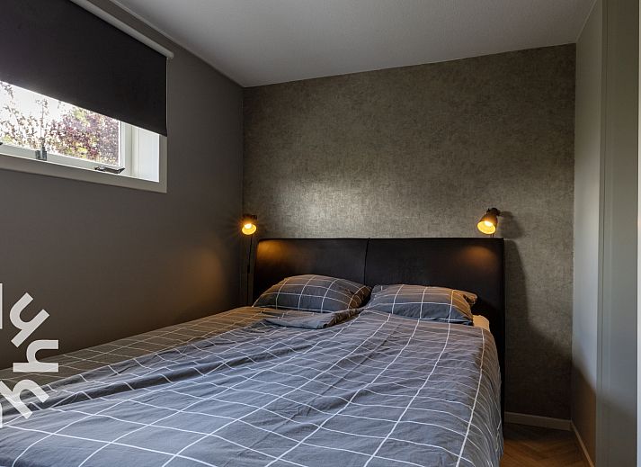 Ferienhaus FR1000 in Lemmer, IJsselmeer mit gemuetlicher Veranda und bluehenden Hortensien.