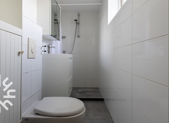 Ferienhaus FR1000 in Lemmer, IJsselmeer mit gemuetlicher Veranda und bluehenden Hortensien.