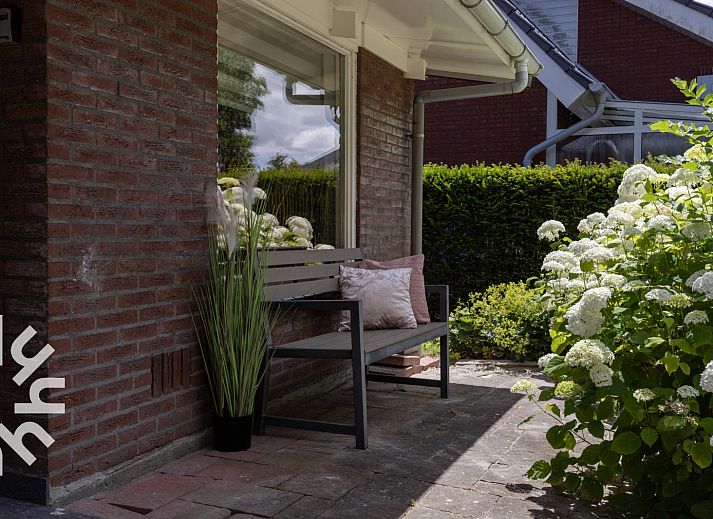 Spielplatz am Ferienhaus FR1000 in Lemmer, ideal fuer Kinder an den friesischen Seen.