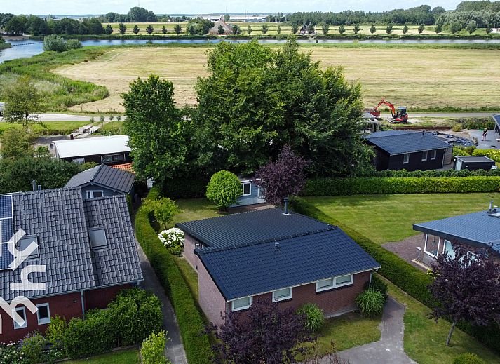 Spielplatz am Ferienhaus FR1000 in Lemmer, ideal fuer Kinder an den friesischen Seen.