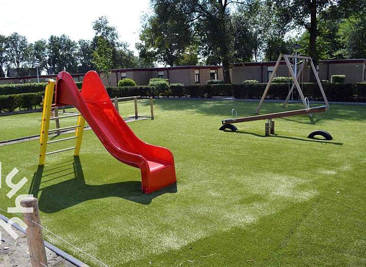 Spielplatz am Ferienhaus FR1000 in Lemmer, ideal fuer Kinder an den friesischen Seen.